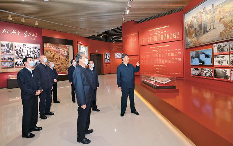 2022年10月27日,中共中央總書記、國家主席、中央軍委主席習近平帶領中共中央政治局常委李強、趙樂際、王滬寧、蔡奇、丁薛祥、李希,瞻仰延安革命紀念地。這是習近平等在延安革命紀念館,參觀《偉大歷程——中共中央在延安十三年歷史陳列》。 新華社記者 鞠鵬/攝