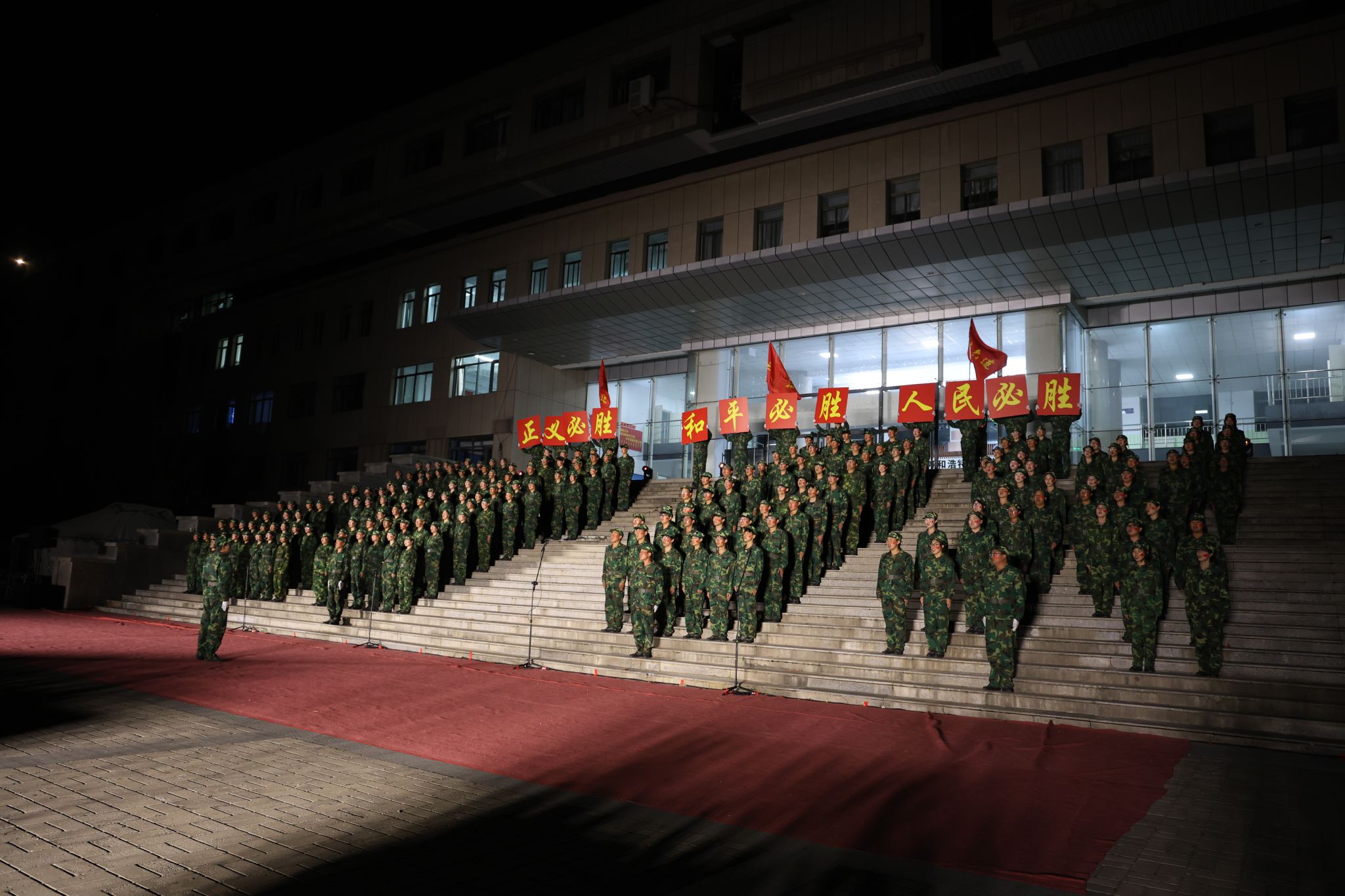 學校舉行2025級新生軍訓歌詠比賽用歌聲與光影獻禮教師節