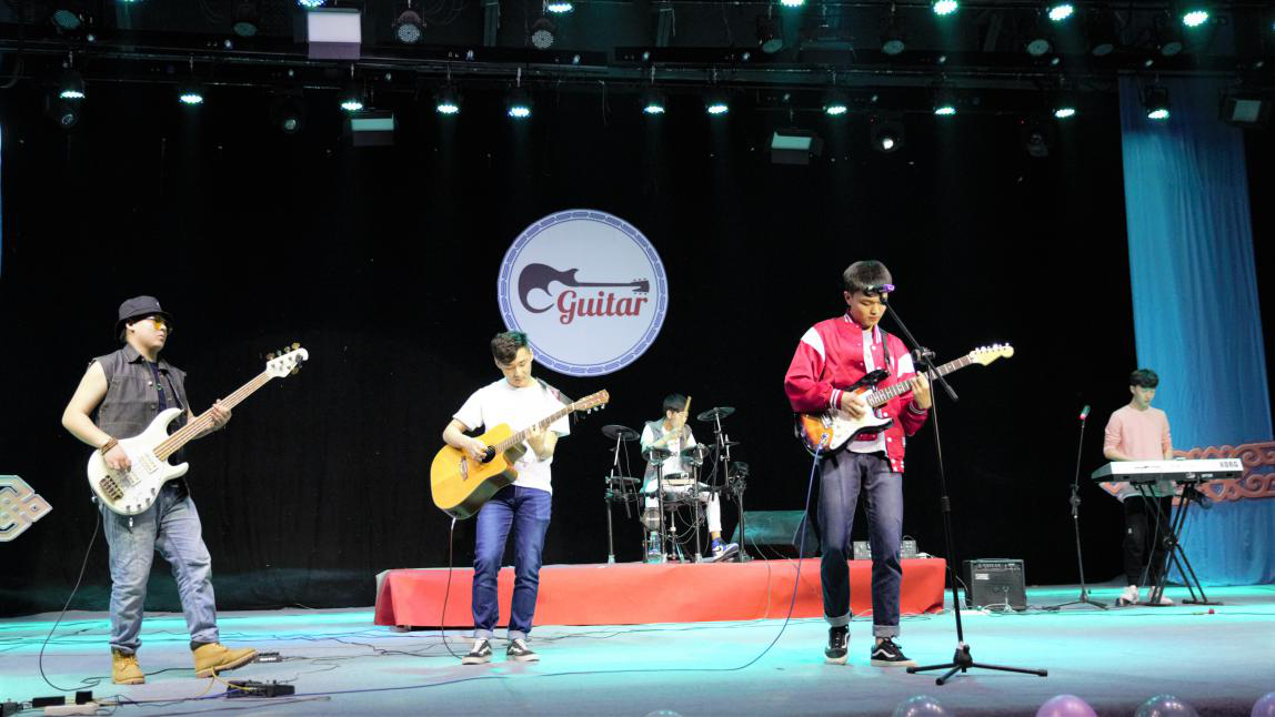 音樂(lè)系吉他社團(tuán)舉辦流行音樂(lè)演唱會(huì)