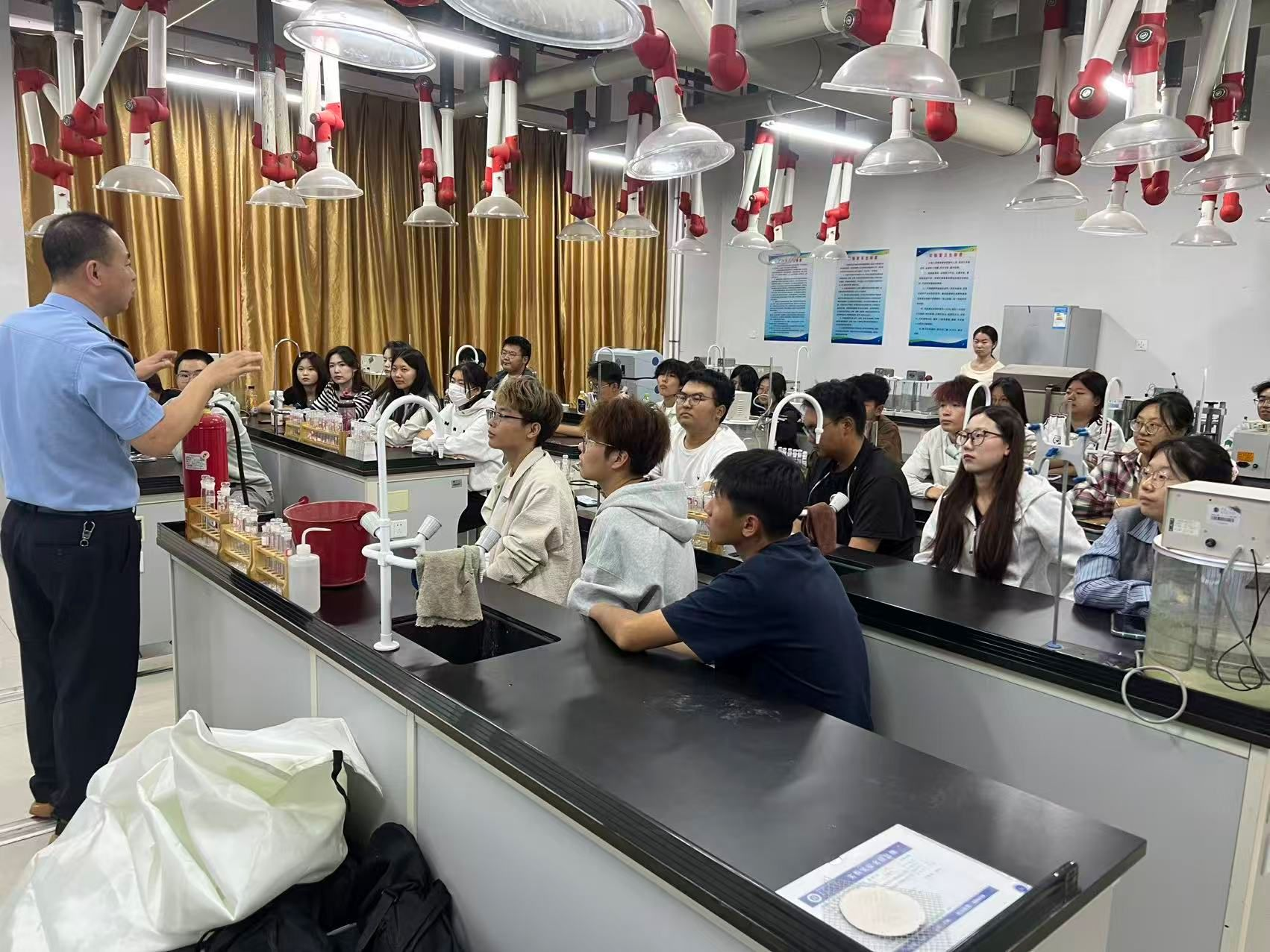 聯合安全管理處組織化學與環境工程學院師生開展實驗室消防安全知識培訓及應急演練